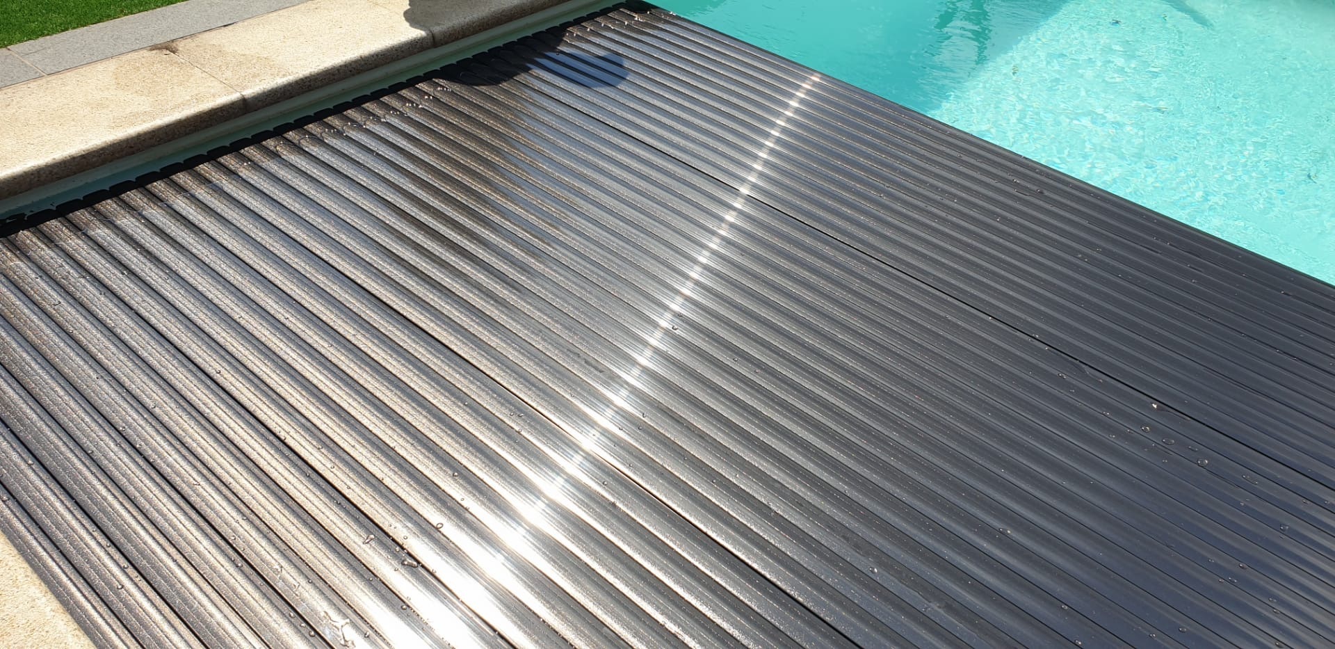 Waarom kiezen voor een automatische zwembadafdekking?